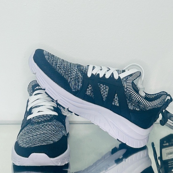 Stylish Knit Sneakers in Black and White - Picture 6 of 6